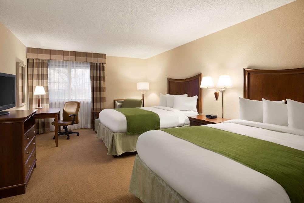 Wingate By Wyndham Lincoln Airport East Hotel Exterior photo
