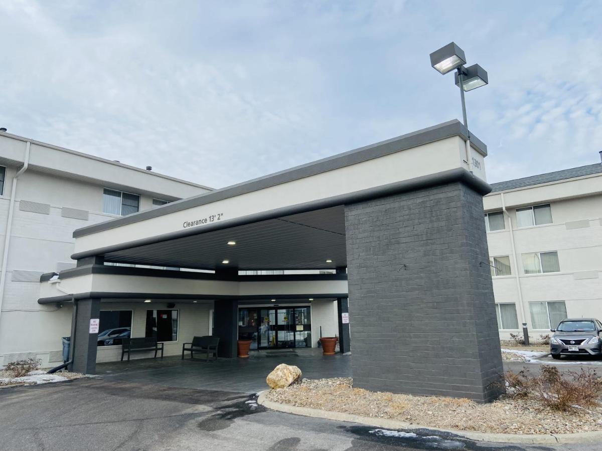 Wingate By Wyndham Lincoln Airport East Hotel Exterior photo