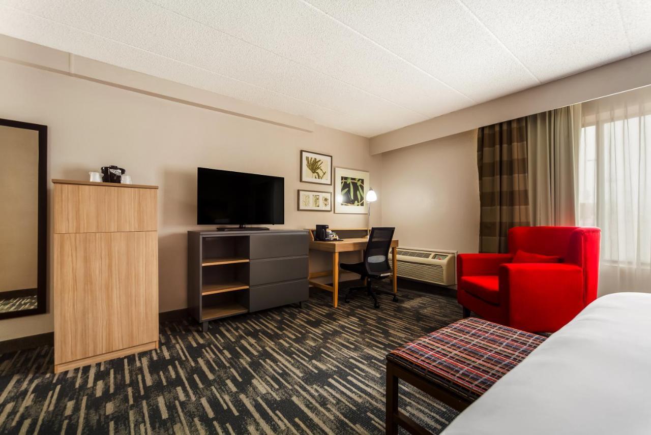Wingate By Wyndham Lincoln Airport East Hotel Exterior photo
